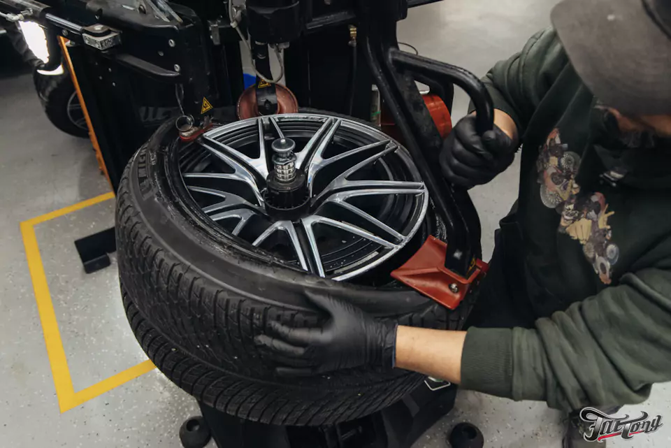 Фирменный шиномонтаж с адаптацией и балансировкой на стендах Hunter для Mercedes GLC 43 AMG